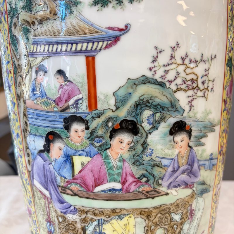 A pair of Chinese famille rose vases with figural design - 图12