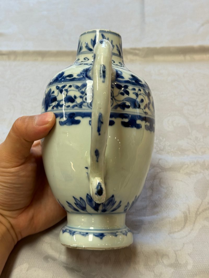 A Chinese blue and white jug with floral design - 图10