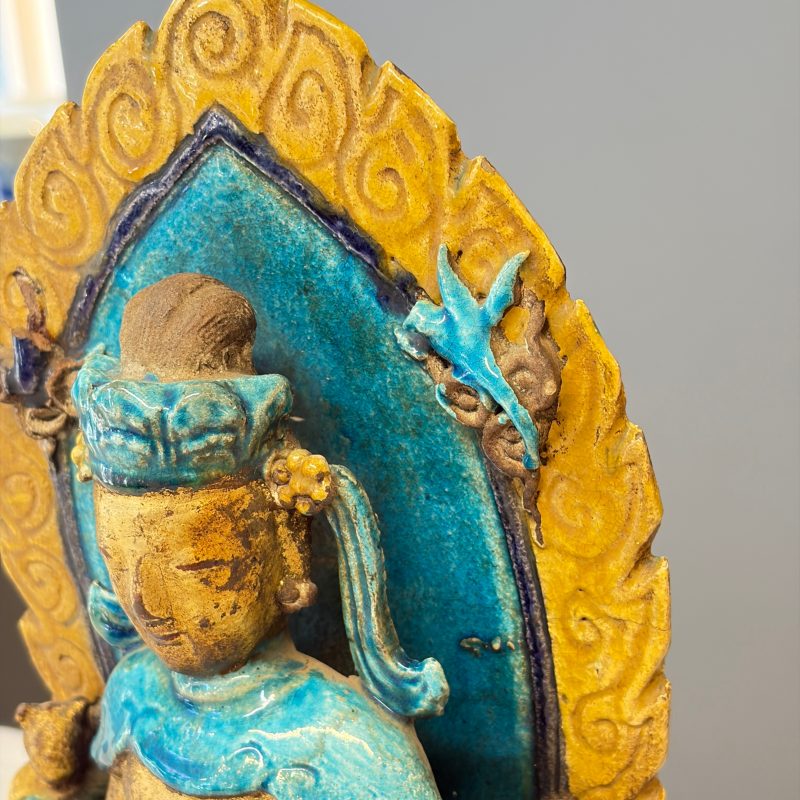 A Chinese gilt-decorated Fahua-glazed stoneware 'Bodhisattva with Attendants' group - 图13