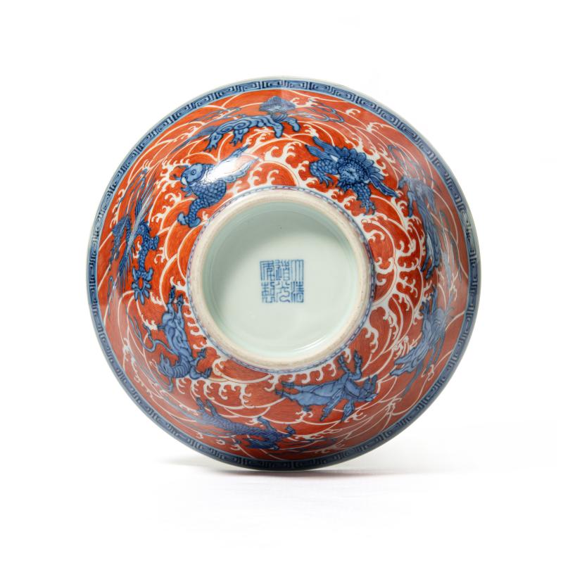 A pair of iron-red-decorated blue and white 'sea beast' bowls, Daoguang mark and of the period (1821-1850) - 图2