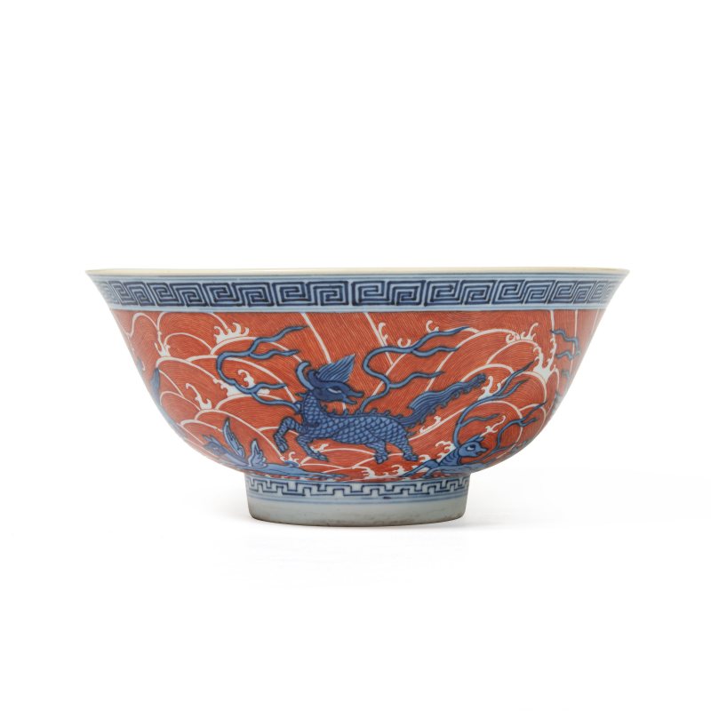 A pair of iron-red-decorated blue and white 'sea beast' bowls, Daoguang mark and of the period (1821-1850) - 图3