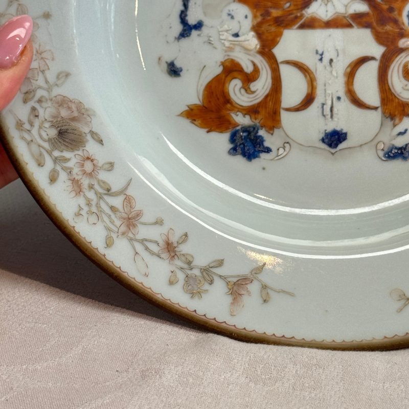 A Chinese famille rose armorial plate with the arms of Valckenier of Amsterdam for the Dutch market - 图4