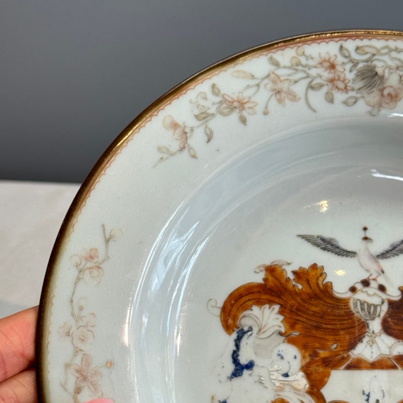A Chinese famille rose armorial plate with the arms of Valckenier of Amsterdam for the Dutch market - 图5