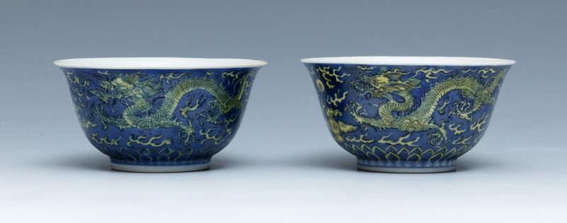 A pair of blue-ground yellow-enamelled 'dragon' bowls, Kangxi mark and of the period (1662-1722) - 图2
