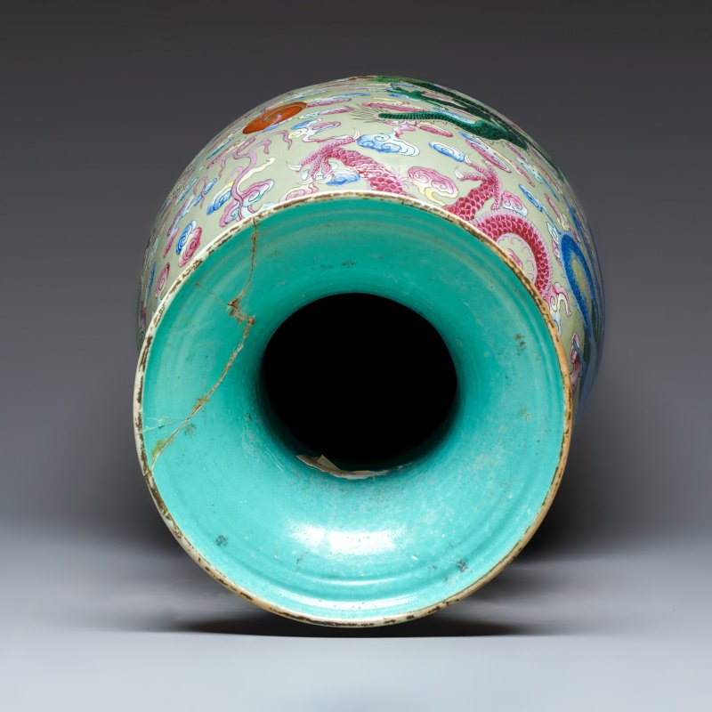 A large Chinese famille rose celadon-ground 'Dragon' vase - 图6