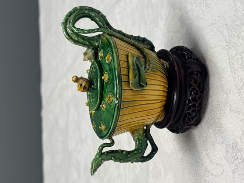 A Chinese famille verte sancai biscuit 'Lotus' teapot on a later wooden stand - 图10