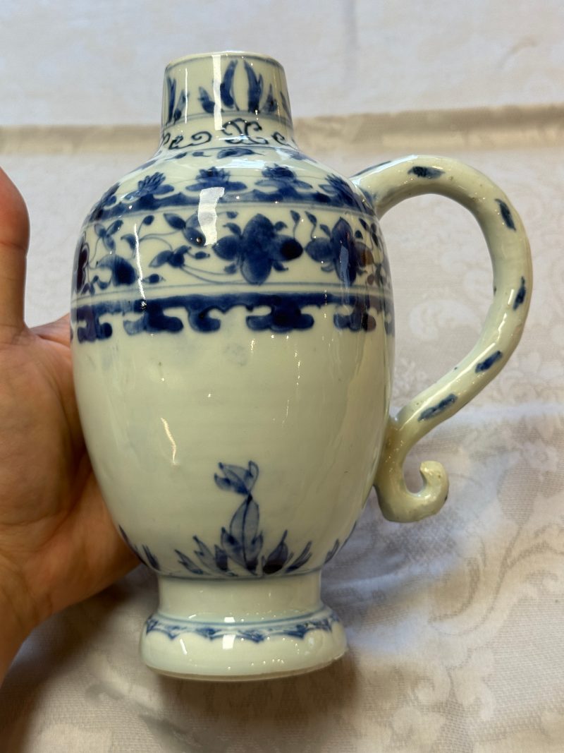 A Chinese blue and white jug with floral design - 图9