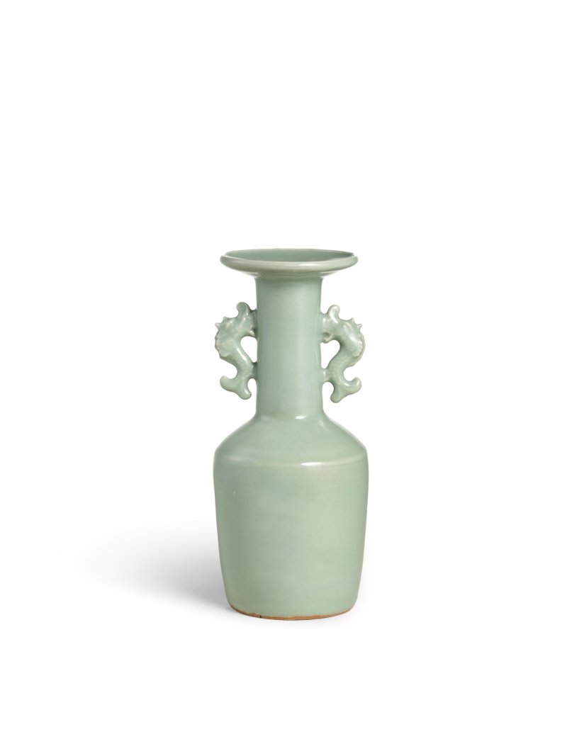An heirloom Longquan celadon makara-handled 'kinuta' mallet vase, Southern Song dynasty | 南宋　龍泉青釉魚龍耳紙槌瓶 - 图2