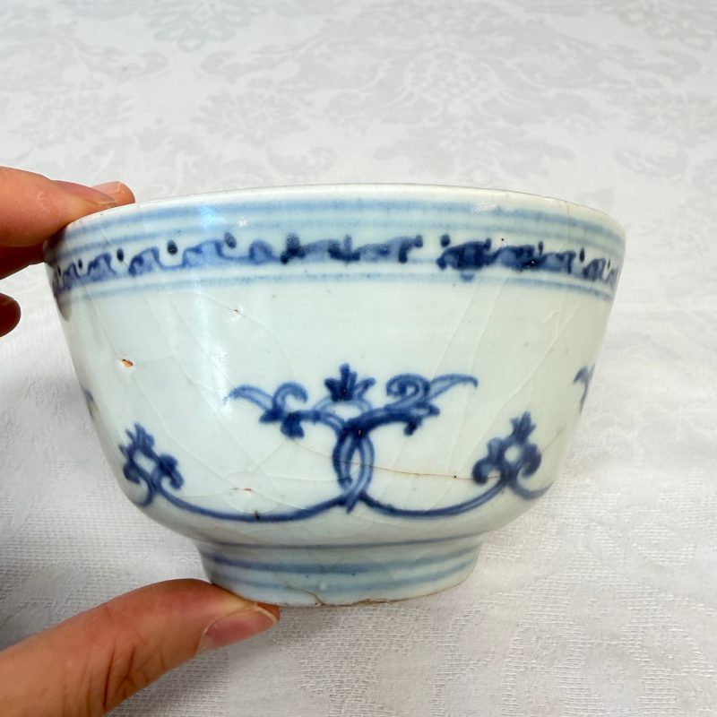 Two Chinese blue and white bowls, a plate, a celadon kendi and a vase - 图42