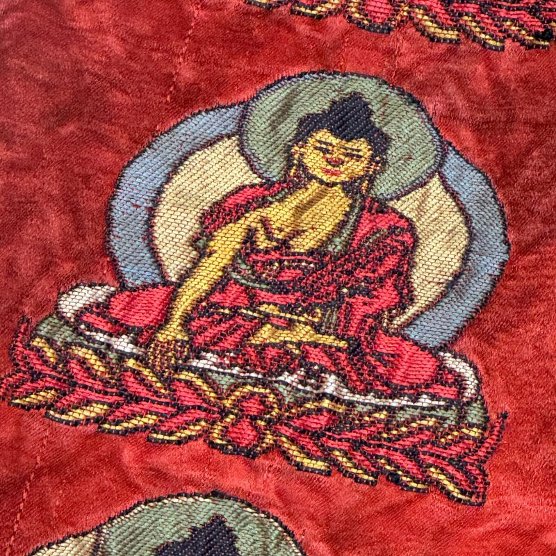 A Chinese red-ground brocade panel with seated Buddhas - 图18
