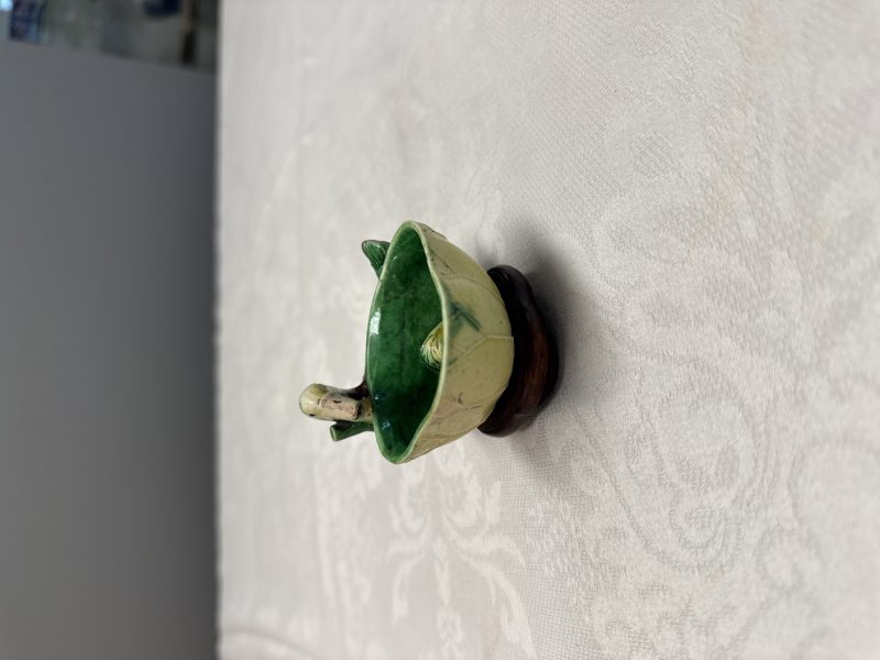 A pair of Chinese famille verte sancai biscuit duck-and-lotus-form water droppers on later wooden stands - 图16