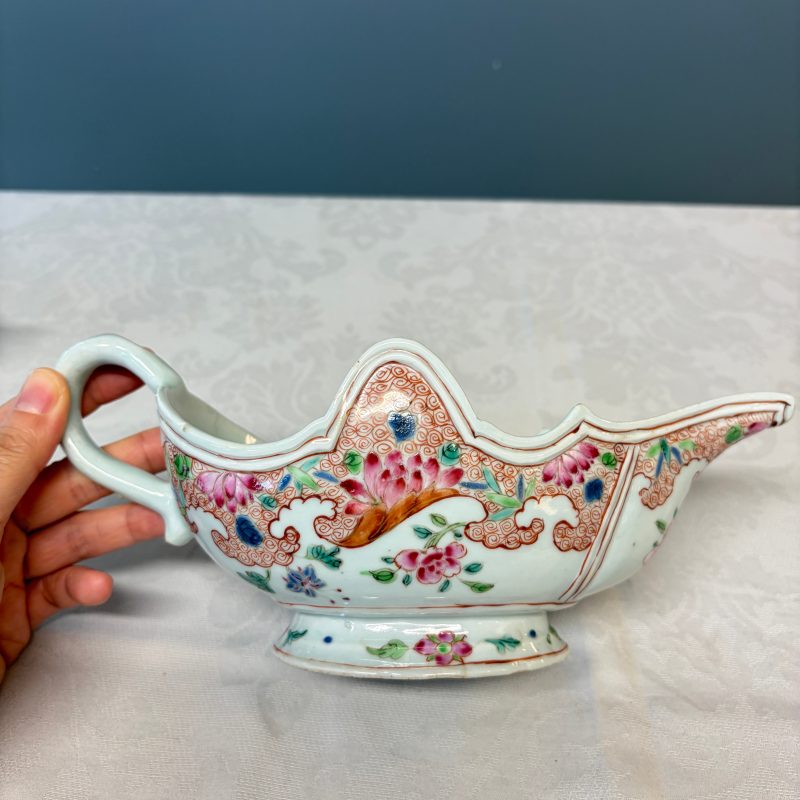 A pair of Chinese famille rose sauceboats with floral scroll design - 图11