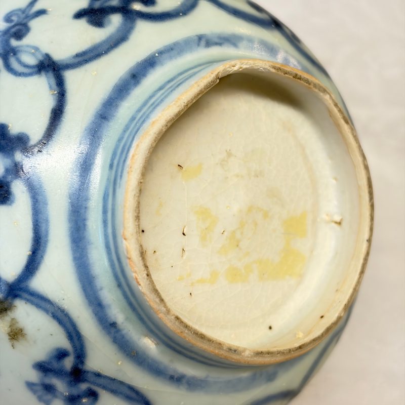 Two Chinese blue and white bowls, a plate, a celadon kendi and a vase - 图40