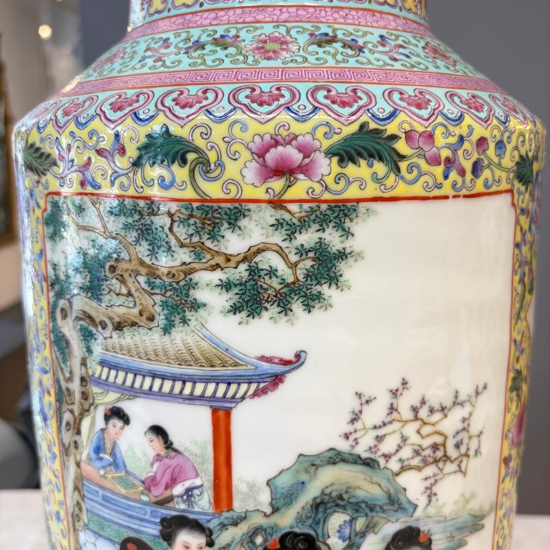 A pair of Chinese famille rose vases with figural design - 图11