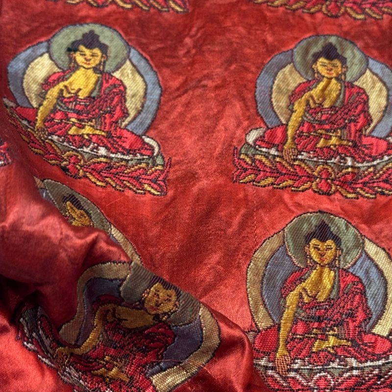 A Chinese red-ground brocade panel with seated Buddhas - 图17