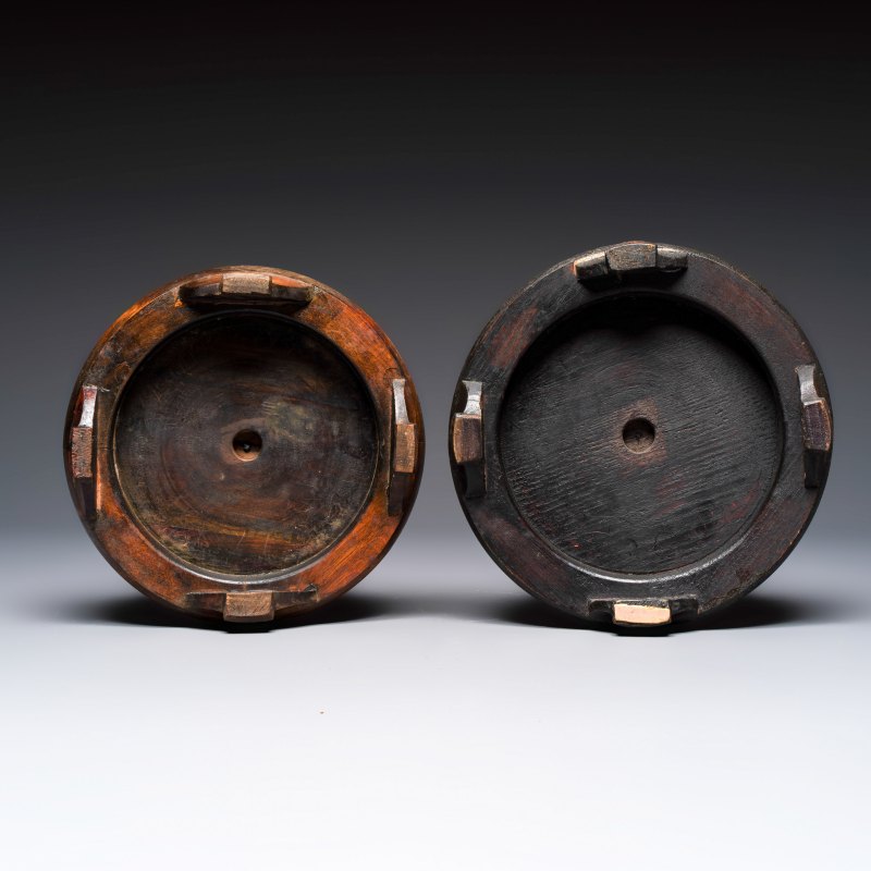 A pair of Chinese famille rose vases with narrative design - 图9
