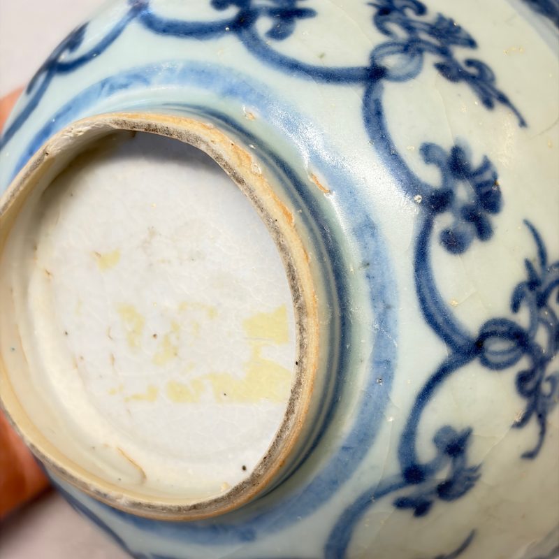Two Chinese blue and white bowls, a plate, a celadon kendi and a vase - 图41