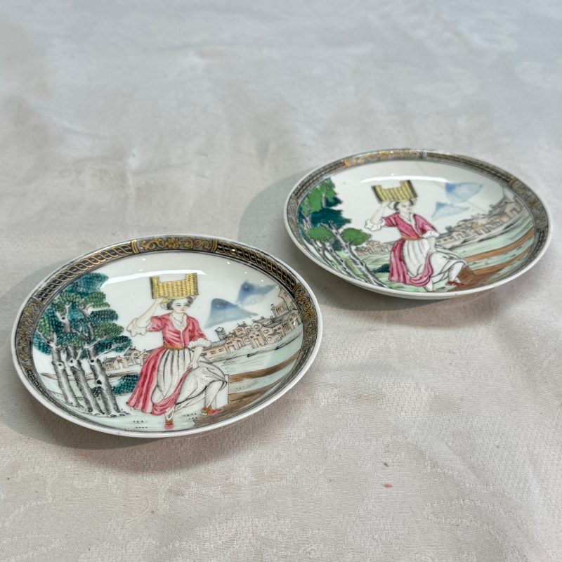 A pair of Chinese famille rose 'Milkmaid' saucers - 图3