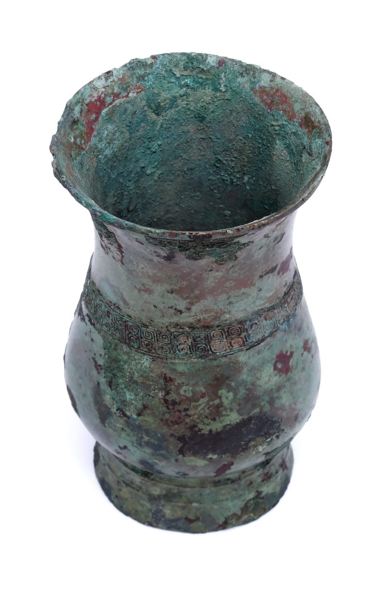 An archaic inscribed bronze lidded ritual wine vessel, Zhi - 图9