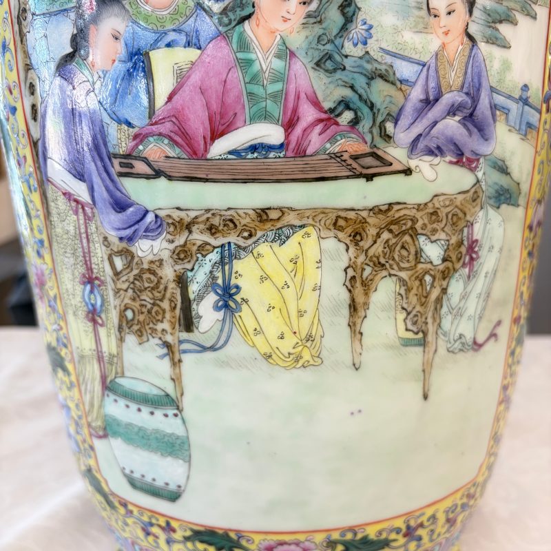 A pair of Chinese famille rose vases with figural design - 图13