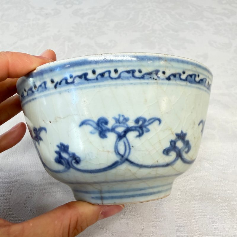 Two Chinese blue and white bowls, a plate, a celadon kendi and a vase - 图44