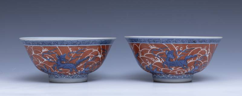 A pair of iron-red-decorated blue and white 'sea beast' bowls, Daoguang mark and of the period (1821-1850) - 图4