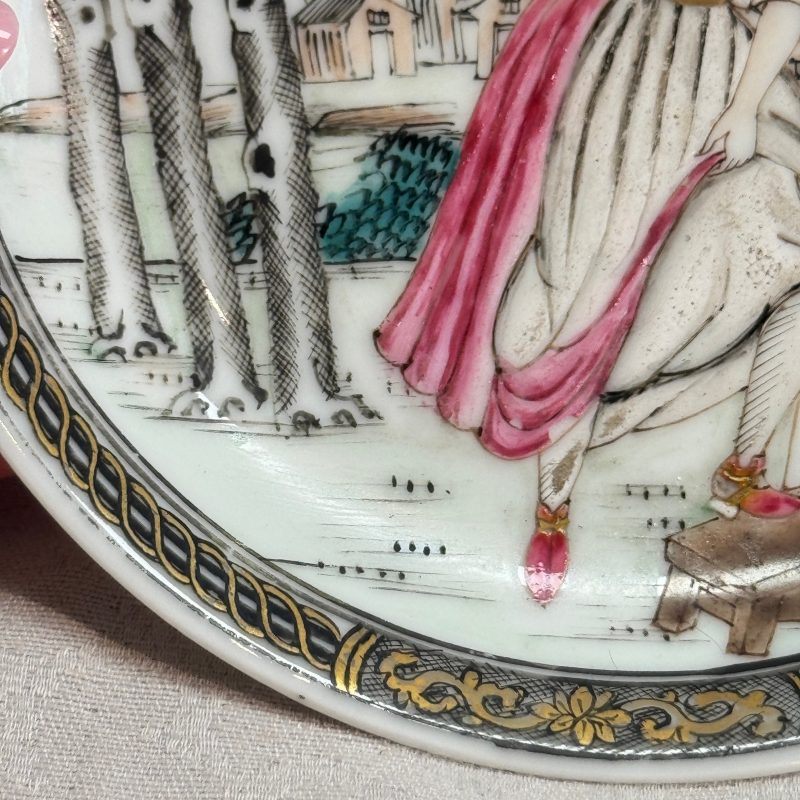A pair of Chinese famille rose 'Milkmaid' saucers - 图5