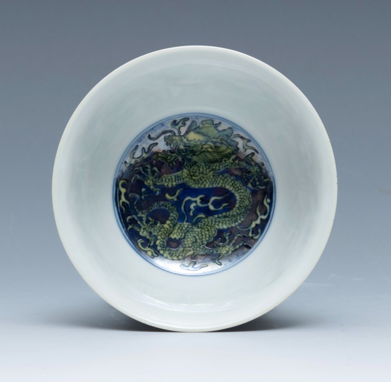 A pair of blue-ground yellow-enamelled 'dragon' bowls, Kangxi mark and of the period (1662-1722) - 图3