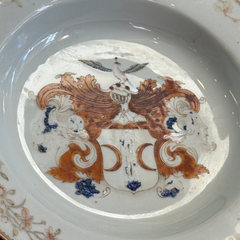 A Chinese famille rose armorial plate with the arms of Valckenier of Amsterdam for the Dutch market - 图8