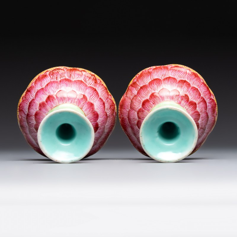 A pair of rare Chinese famille rose lotus-shaped stem cups - 图8