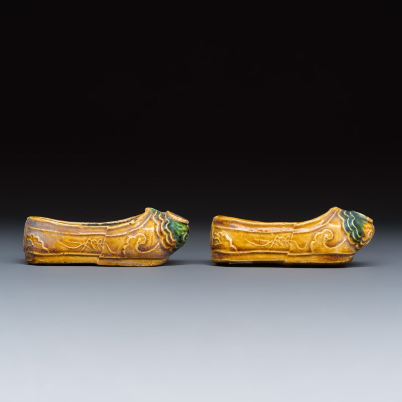 A pair of Chinese famille verte sancai biscuit 'Butterfly' water pots and a pair of shoes - 图10