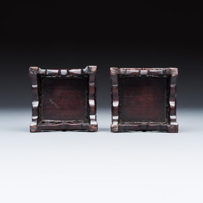 A pair of Chinese aubergine-glazed openworked square brush pots on later wooden stands - 图10