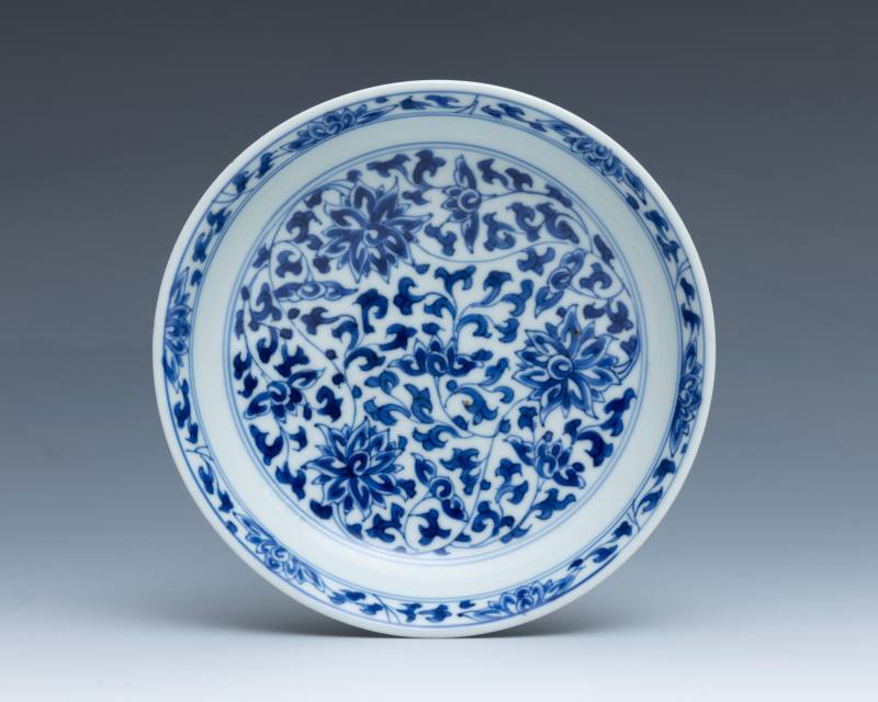 A pair of blue and white 'lotus' dishes, Kangxi mark and of the period (1662-1722) - 图3