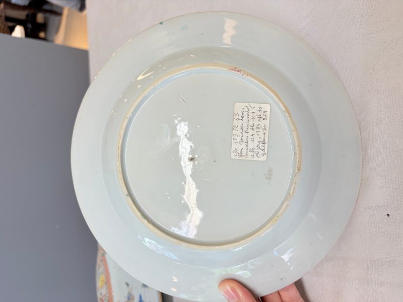 A pair of Chinese famille rose 'Xi Xiang Ji' plates - 图25