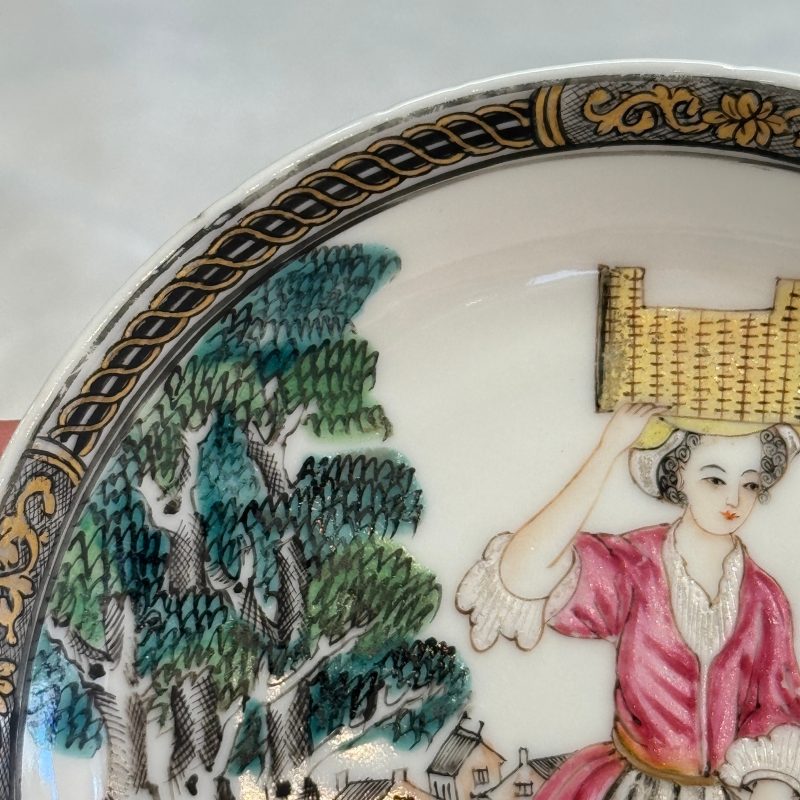 A pair of Chinese famille rose 'Milkmaid' saucers - 图6