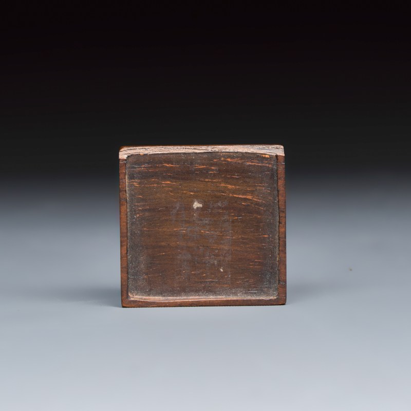 A Chinese famille verte sancai biscuit 'Crab' water pot and a 'Swastika' square bottle on a later wooden stand - 图8