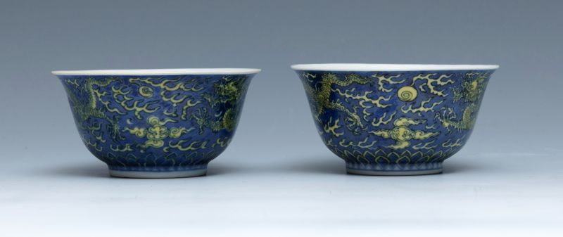 A pair of blue-ground yellow-enamelled 'dragon' bowls, Kangxi mark and of the period (1662-1722) - 图4
