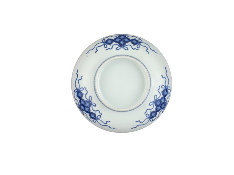 A porcelain dish, Nabeshima ware, Hizen, Edo period, late 17th – early 18th century | 色絵草紙散文皿　肥前　鍋島藩窯　江戸時代中期　17世紀後半～18世紀前半 - 图3
