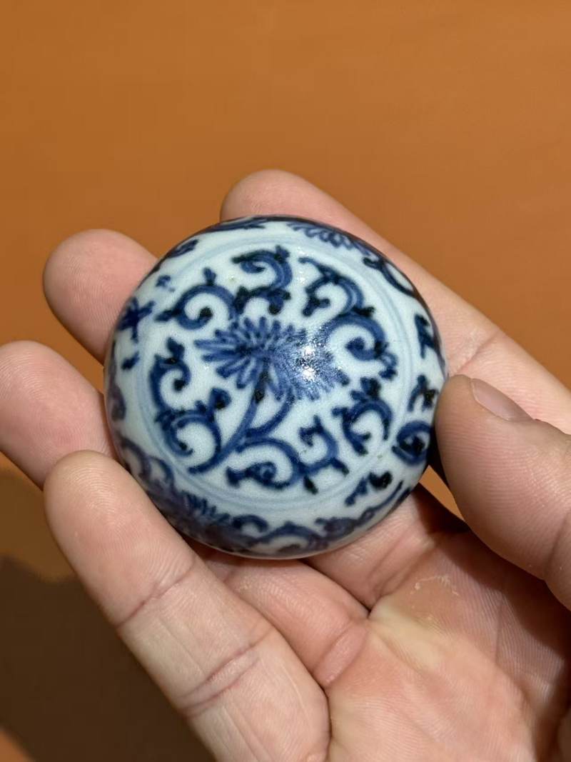 清早期 青花缠枝花卉纹小香盒 - 图3
