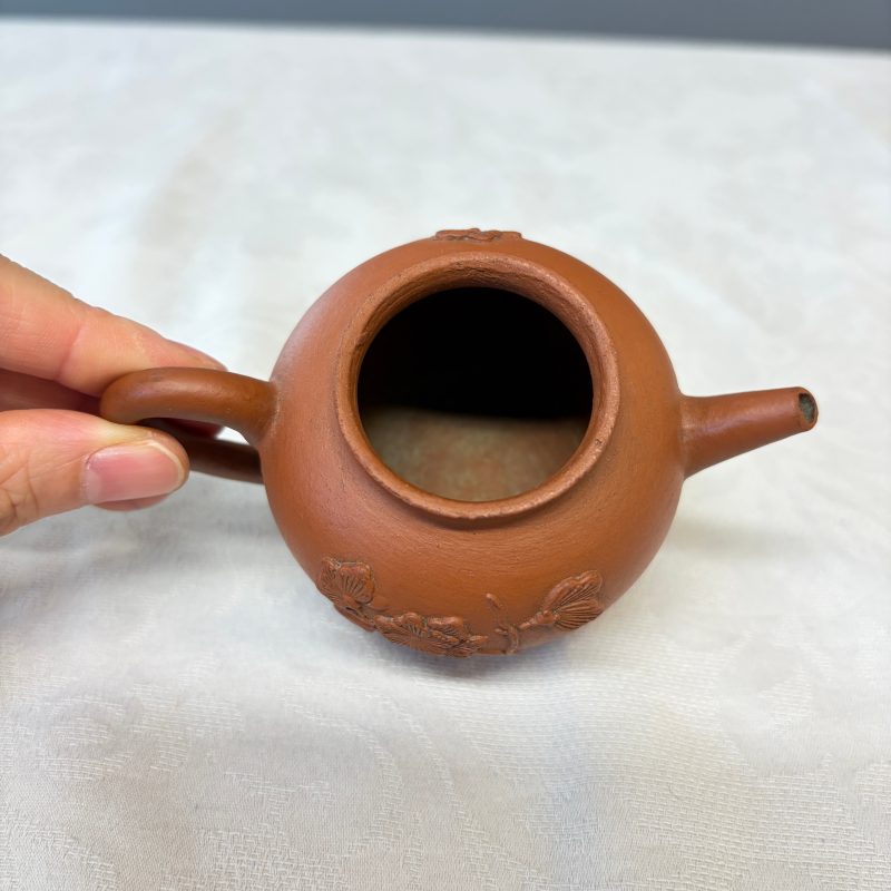 A Chinese Yixing stoneware teapot and cover with floral relief design - 图13