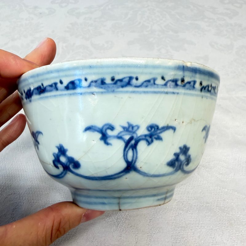 Two Chinese blue and white bowls, a plate, a celadon kendi and a vase - 图43