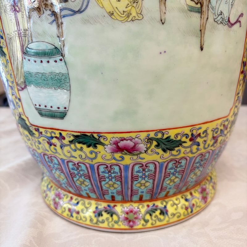 A pair of Chinese famille rose vases with figural design - 图14