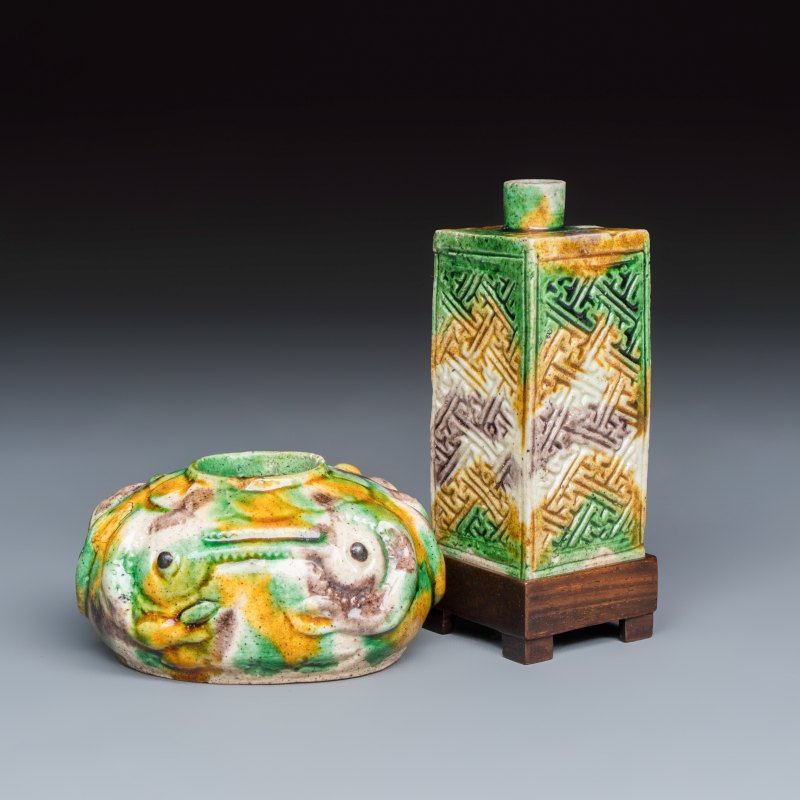 A Chinese famille verte sancai biscuit 'Crab' water pot and a 'Swastika' square bottle on a later wooden stand - 图1