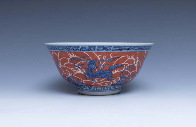 A pair of iron-red-decorated blue and white 'sea beast' bowls, Daoguang mark and of the period (1821-1850) - 图5