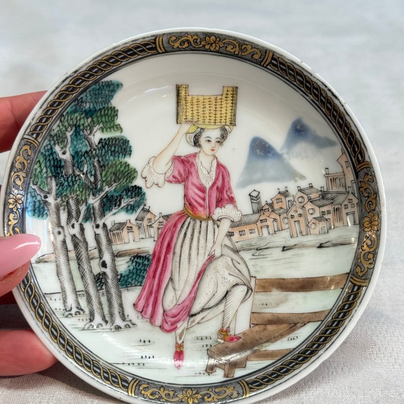 A pair of Chinese famille rose 'Milkmaid' saucers - 图4