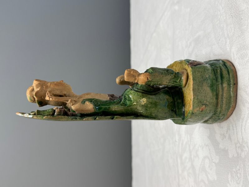 A Chinese sancai-glazed stoneware group of Guanyin and two attendants - 图11