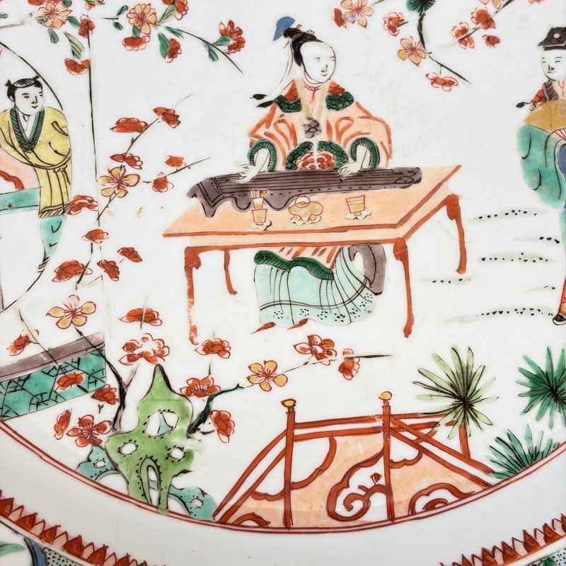 An unusual large octagonal Chinese famille verte dish with a lady playing the qin - 图13