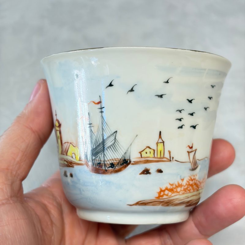 Three sets of Chinese export famille rose and grisaille 'European Subject' tea bowls and saucers - 图34