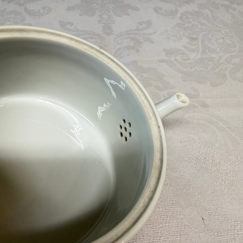 A Chinese famille rose 'Elegant Ladies and Playing Boys' teapot - 图13