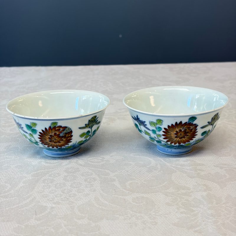 A pair of Chinese doucai bowls with floral design - 图8